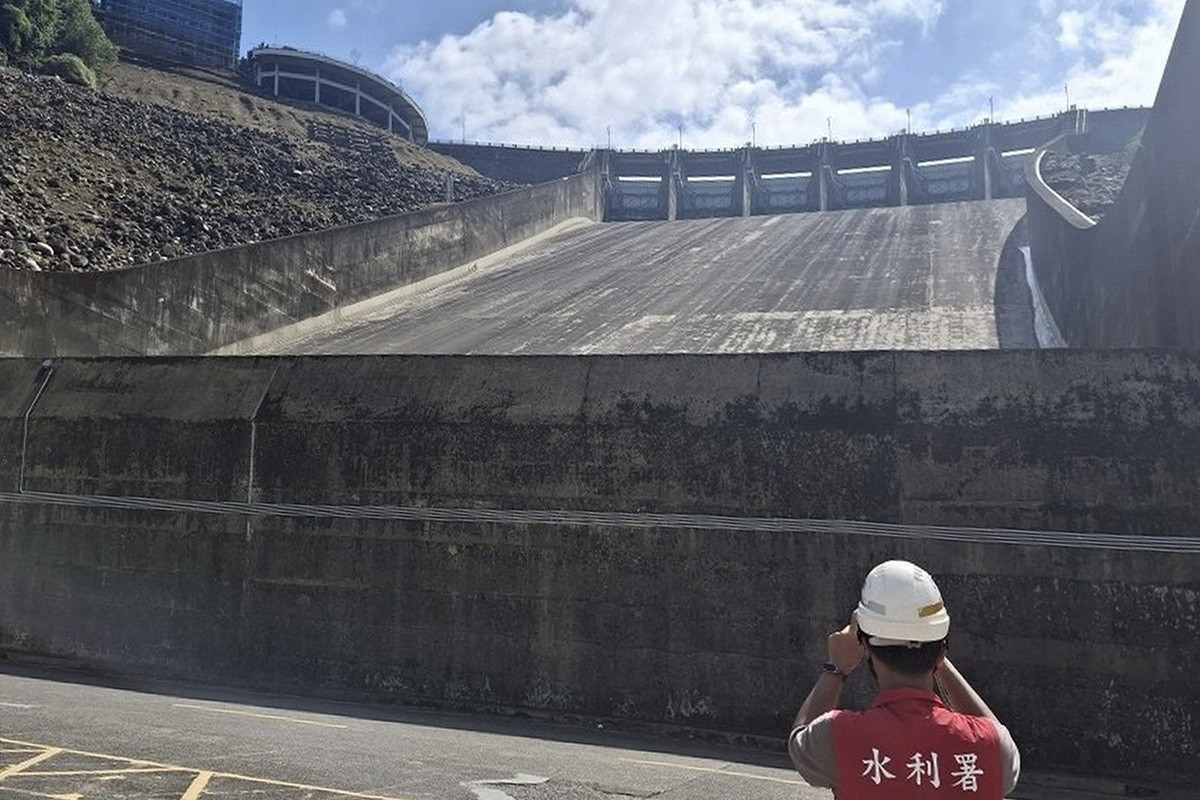 因應強烈颱風「薔琵」來襲,北水分署進行石門水庫設施(溢洪道)檢查。<br />