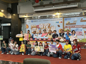 南投結合露營與國姓搶成功，讓遊客暢遊嗨玩起來。(記者扶小萍攝）