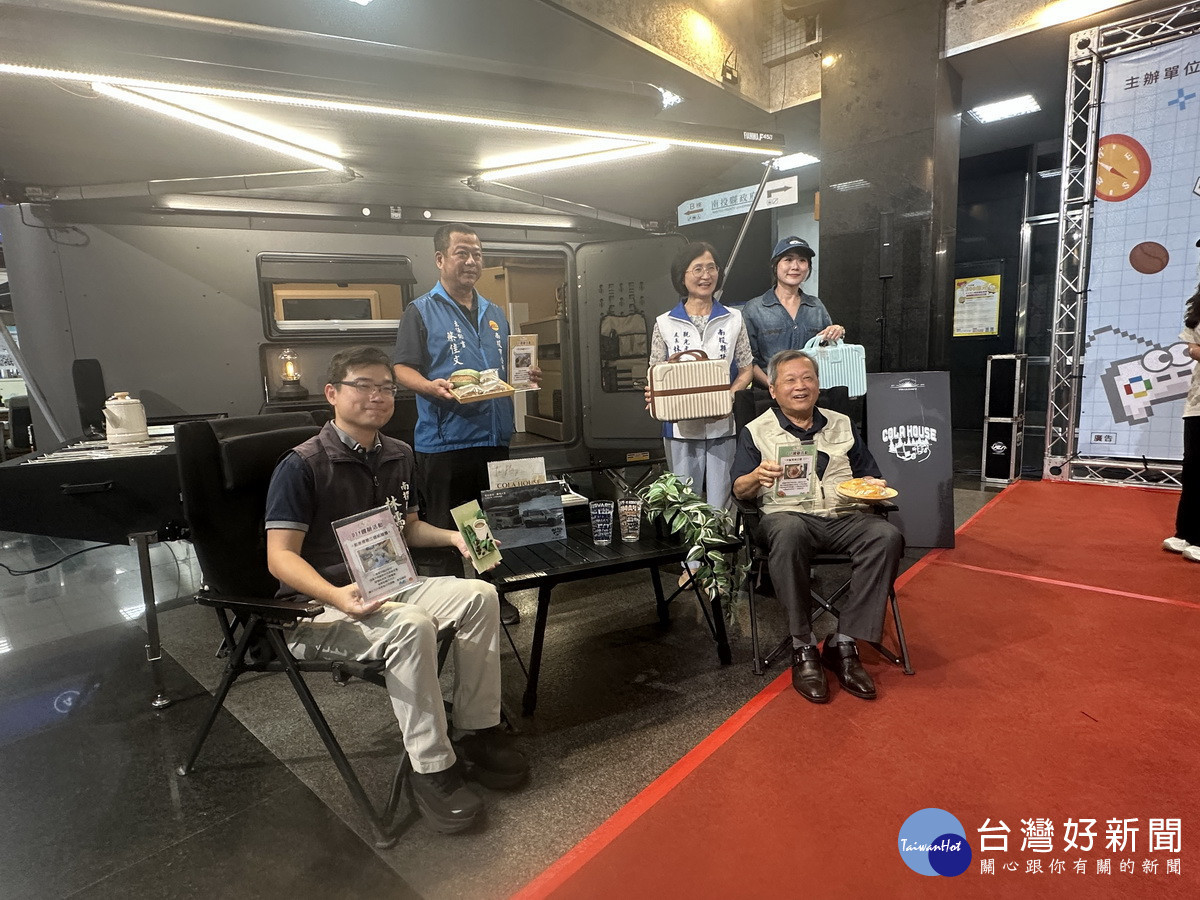 王副縣長與林議員等放鬆享受百萬可樂屋露營拖車。（記者扶小萍攝）