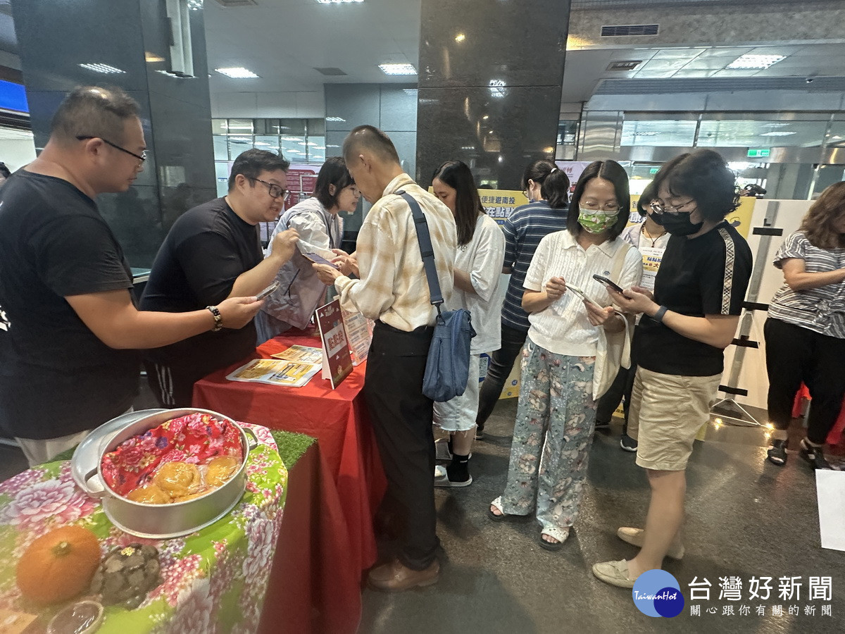 串聯數位生活點數平台可集點消費。（記者扶小萍攝）