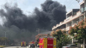 台中清水中清路九段輪胎起火，現場黑煙直竄，消防出動7車15人搶救，警方管制交通。（圖/讀者提供）