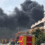 台中清水中清路九段輪胎起火，現場黑煙直竄，消防出動7車15人搶救，警方管制交通。（圖/讀者提供）