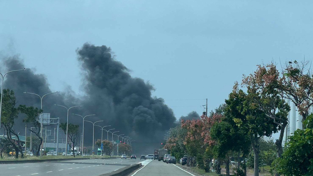 台中清水中清路九段輪胎起火，大量黑煙直竄天際，消防出動7車15人前往搶救。