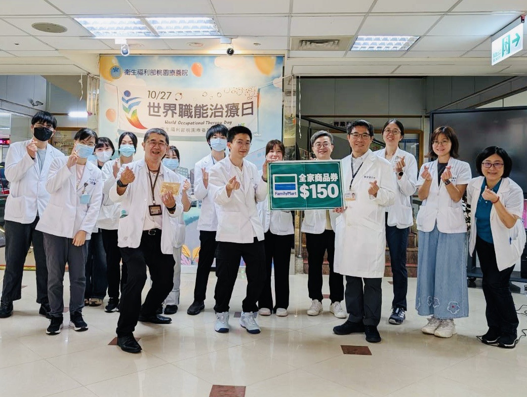 桃療院長廖定烈與職能治療師合照, 氣氛歡樂。(桃療提供)