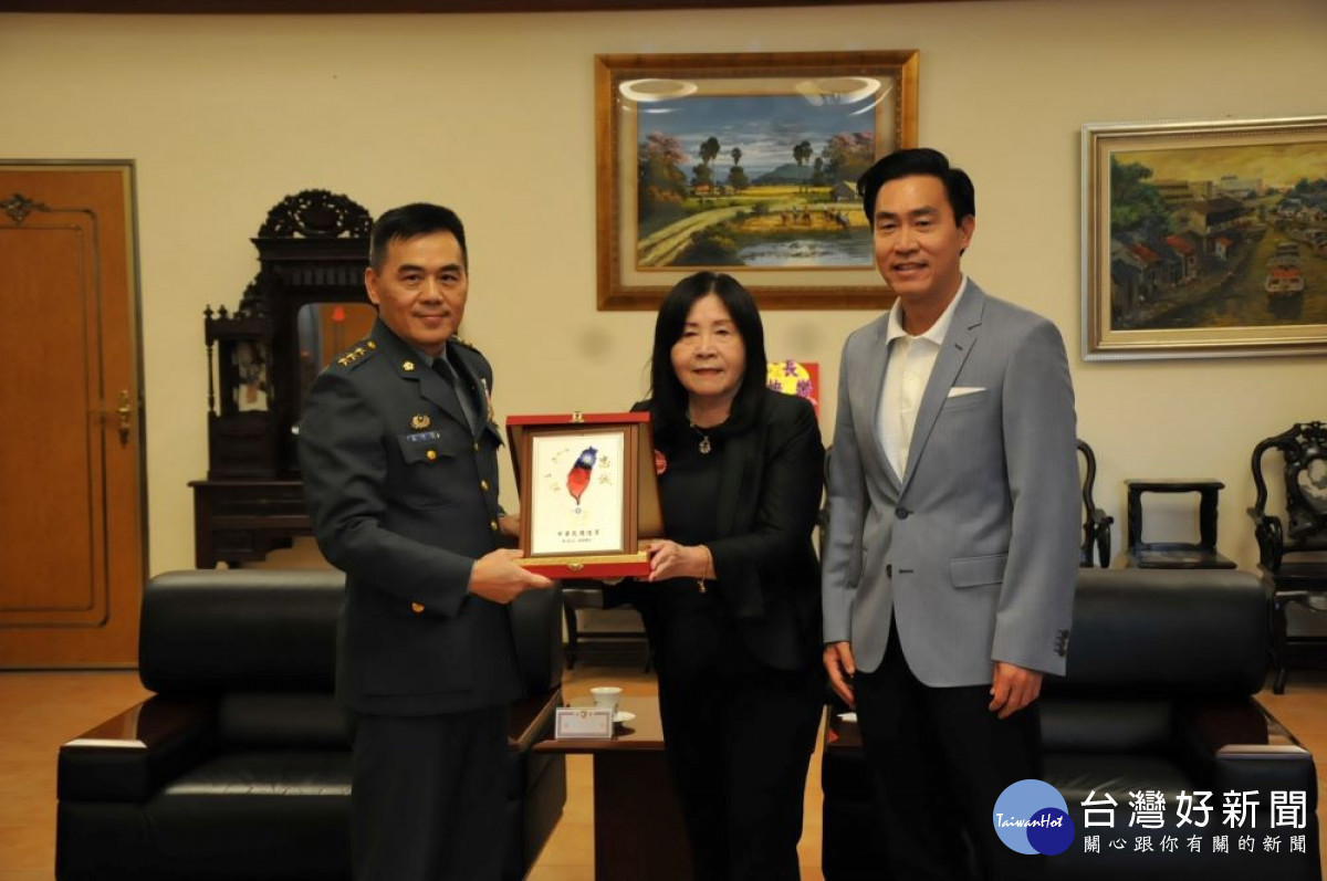 明台高中林承峯董事長與霧峰林家花園林芳媖董事長邀請呂上將及隨行長官至貴賓室茶敘，並互贈紀念禮物。(圖/明台高中)