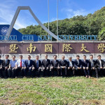 暨大台21線新校碑揭牌，校長武東星偕同前校長蘇玉龍與校內一級主管、師生代表及校友共同見證，象徵暨大通達八方、迎向蓬勃發展的新里程碑。（暨大提供）