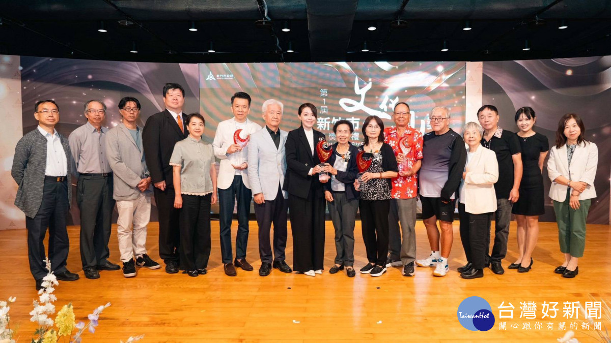 市長高虹安與得獎者、家眷及委員。