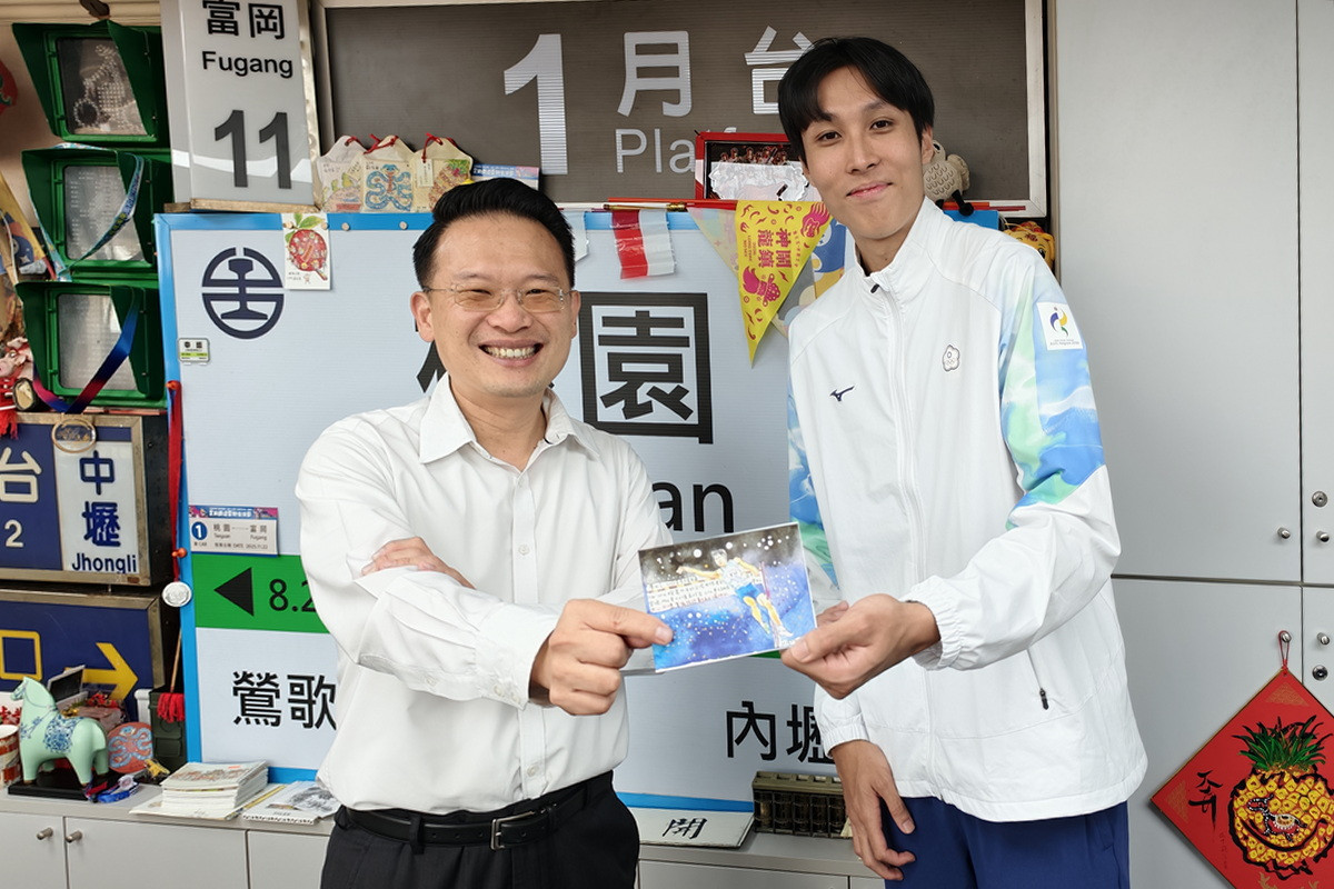 桃小田徑隊學長學弟相見歡　蘇俊賓親為傅兆玄戴上幸運小桃帽