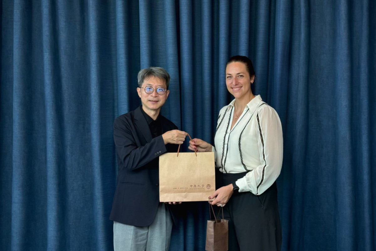 中原大學副校長吳宗遠(左)致贈紀念品予美國NOAA研究院國際事務辦公室主任Alicia Sorcic,象徵雙方友好交流。