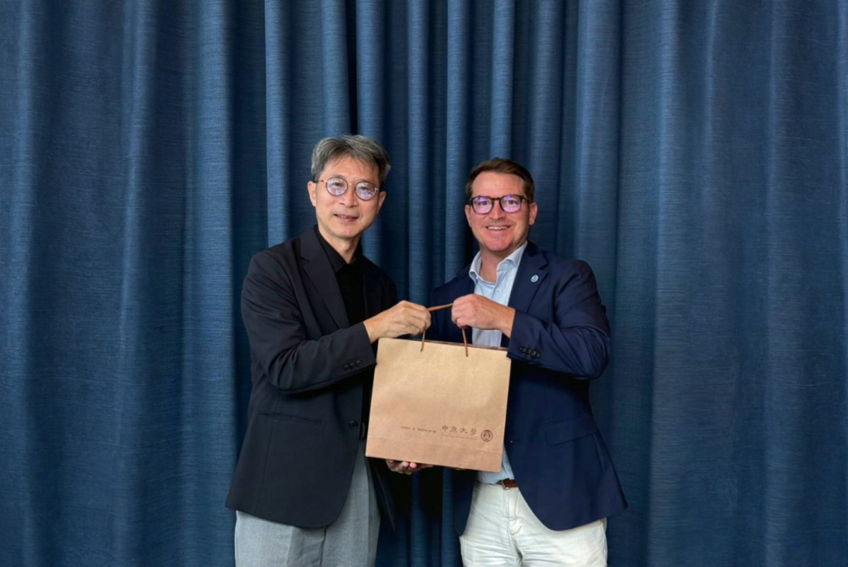 中原大學副校長吳宗遠(左)致贈紀念品予美國NOAA全球系統實驗室天氣資訊暨決策支援部主任Nathan Hardin。<br />
<br />