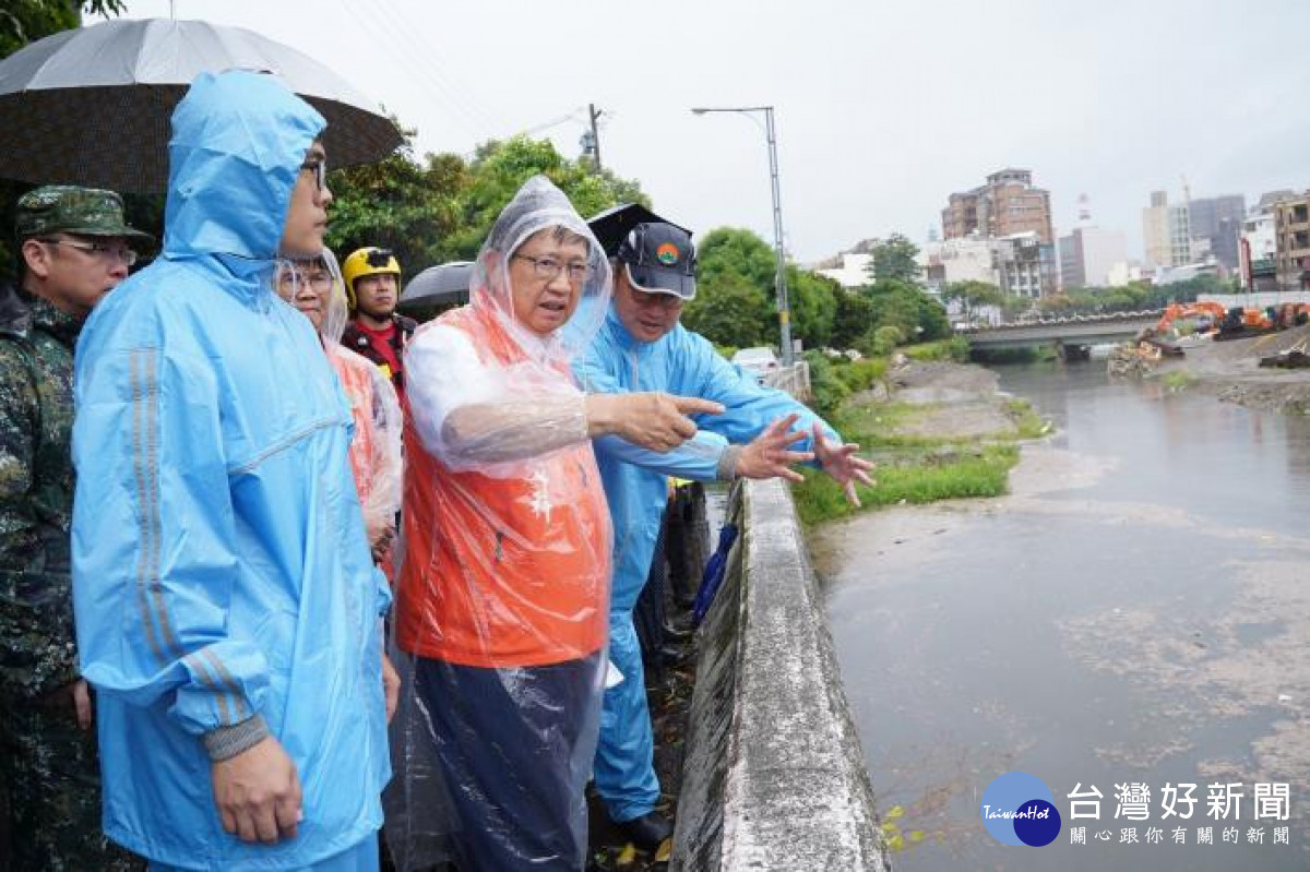楊文科縣長頂著風雨視察豆子埔溪防颱清淤情形。