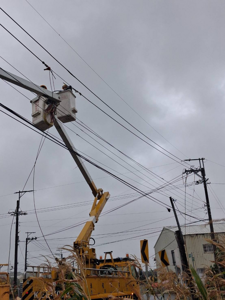 薔琵颱風造成彰化地區停電6仟餘戶 台電積極搶修中