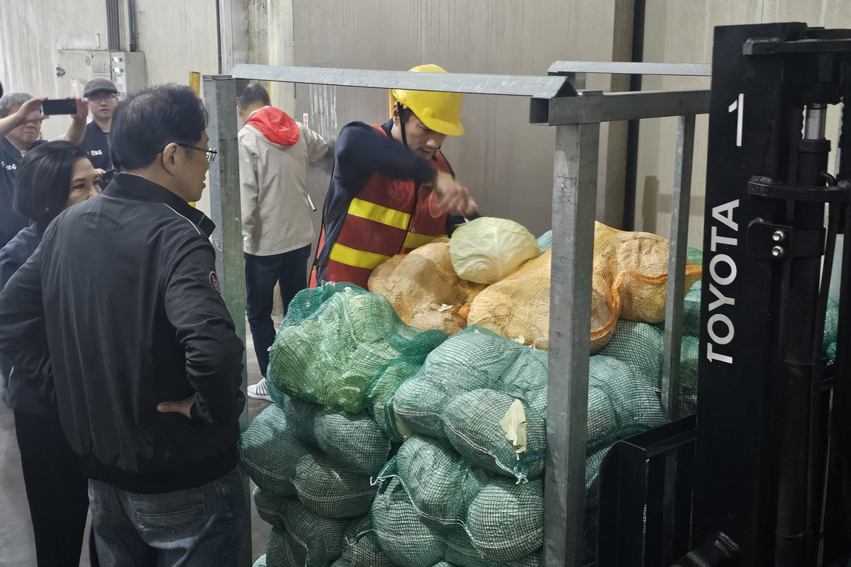 因應薔琵颱風來襲,桃園市長張善政視察果菜冷藏倉儲、防颱應變整備情形。<br />