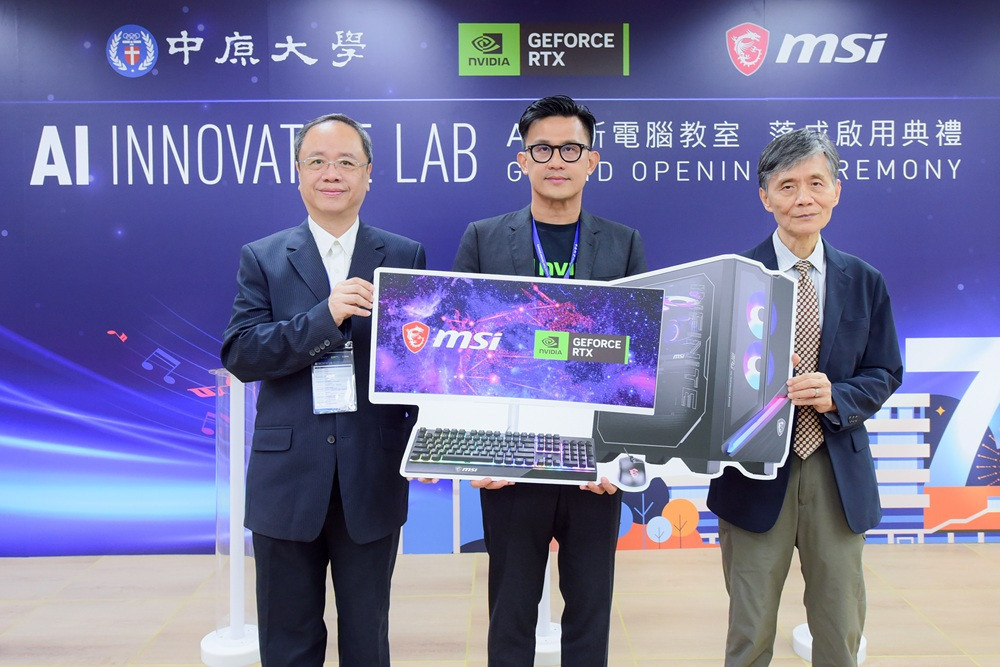 中原大學校長李英明(右1)與NVIDIA輝達台灣區資深協理邾亦為(中)、MSI微星科技行銷處副總經理程惠正(左1)共同見證AI教育合作成果,展現產學攜手培育未來科技人才的承諾。