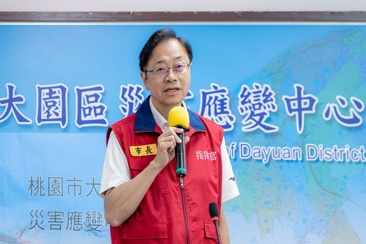 桃園市長張善政視察大園區災害應變中心時致詞。<br />

