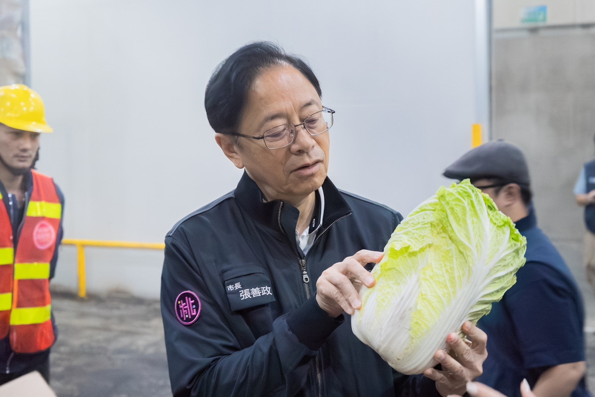 桃園市長張善政視察果菜冷藏倉儲。<br />
