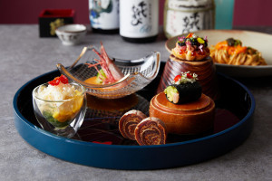 松葉蟹醋凍、醉牡丹、鮪魚酸梨海苔圈，以及柚柿卷、無花果鴨肝醬塔，搭配「千代結青空 SORA 微氣泡酒」，以清爽細緻的氣泡與淡雅香氣喚醒味蕾，呈現豐富而優雅的開席風味。(飲酒過量有礙健康)