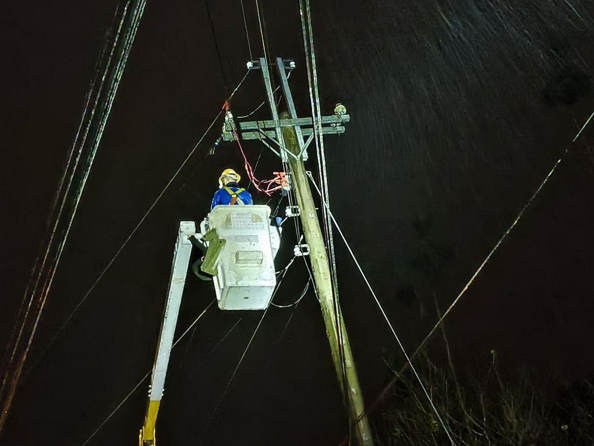颱風前台電即預為安排搶修人力工程車等,即時出動漏夜搶修。(台電南投區處提供)