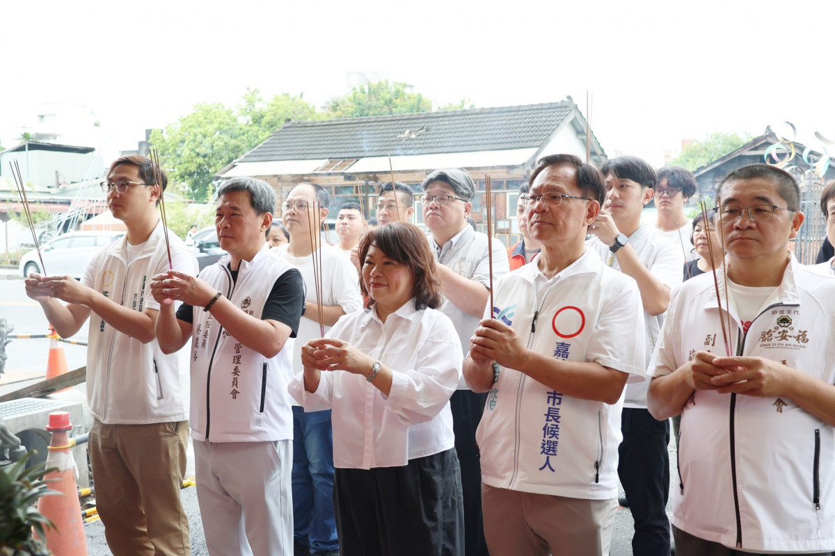 嘉義市長黃敏惠今(24)日率市府團隊前往嘉邑代天巡府福安舘及鵬思宮參香/市府提供