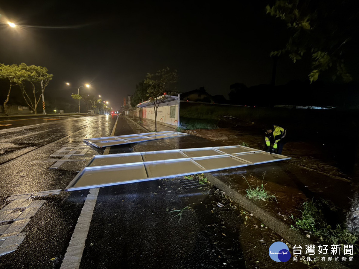 颱風造成路樹及鐵門倒塌。