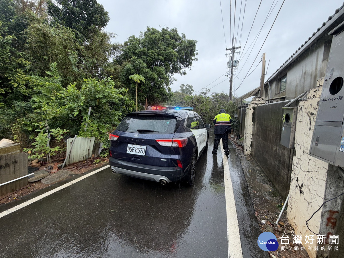 颱風造成路樹及鐵門倒塌　楊梅警冒雨協助排除障礙