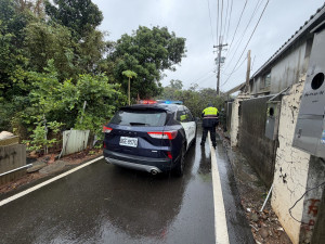 颱風造成路樹及鐵門倒塌。