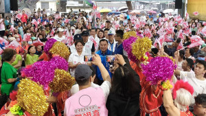 新埔里長候選人羅翊嘉在桃園市議長邱奕勝陪同下進場