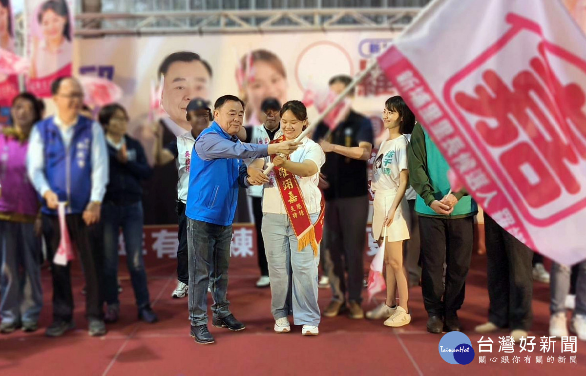 桃園市議長邱奕勝授競選戰旗給新埔里里長候選人羅翊嘉祝她高票當選