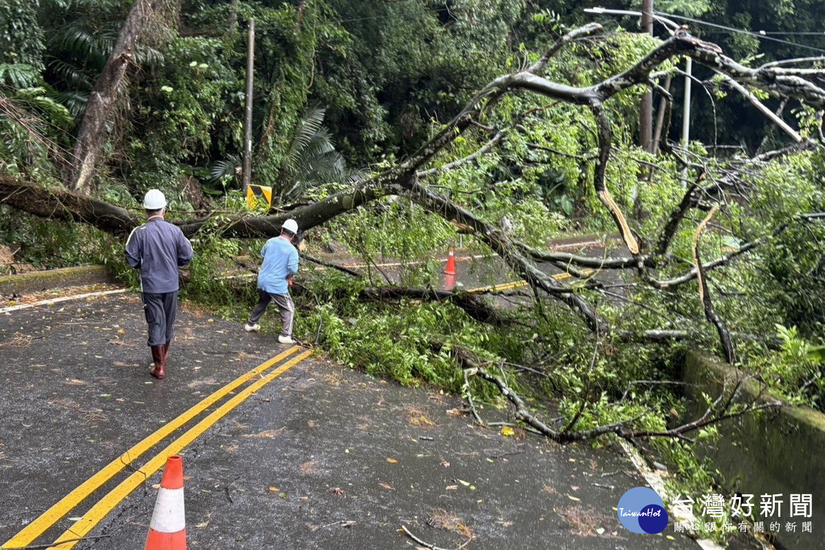 颱風期間北水分署搶通石門水庫道路維持通行。
