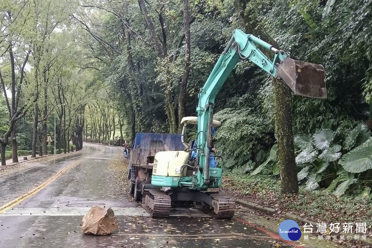 颱風期間北水分署搶通石門水庫道路維持通行。