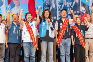 徐欣瑩及竹北市長候選人吳旭智聯合競選總部成立，國民黨主席鄭麗文加油打氣。