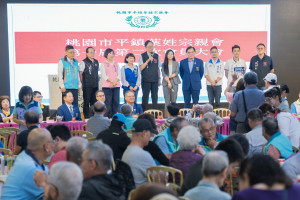 桃園市長張善政出席「桃園市平鎮葉姓宗親會第一屆第二次會員大會」與貴賓合影。