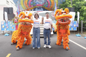 許淑華偕同周俊霖在南中寮成立競總，請鄉親支持。（縣黨部提供）