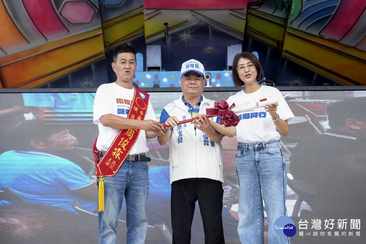 廖宜賢贈棒球棒期許一棒接一棒，傳承服務。（縣黨部提供）