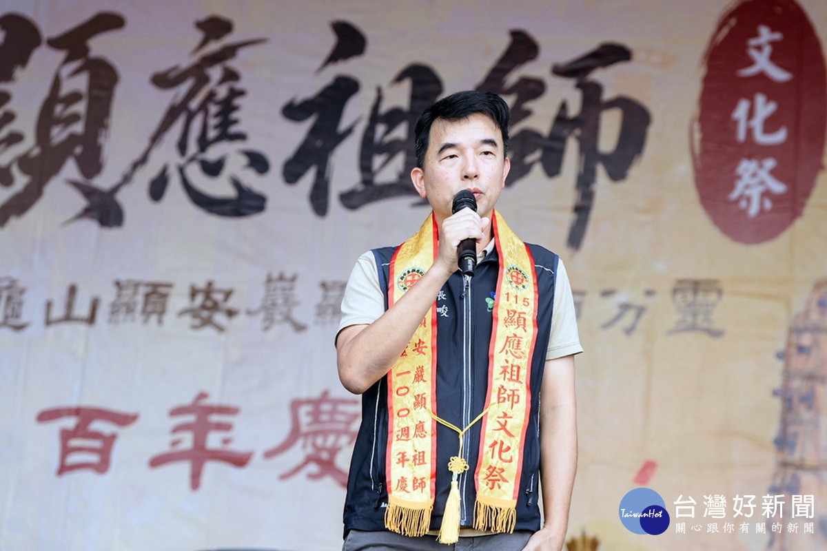 桃園市政府民政局副局長藍品畯於慶典中致詞。<br />