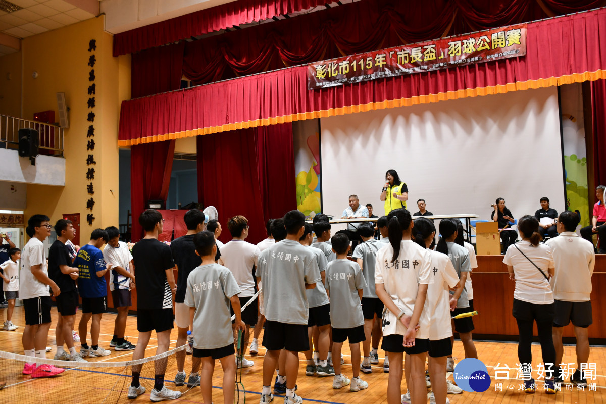 彰化市115年市長盃羽球公開賽由市公所民政課長黃靜宜代表林世賢市長主持開幕式。圖/彰化市公所提供