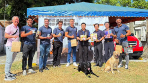 澳洲消防夥伴走訪921地震教育園區及台中搜救犬隊，交流防災教育與搜救訓練經驗。（圖/中市消防局提供）