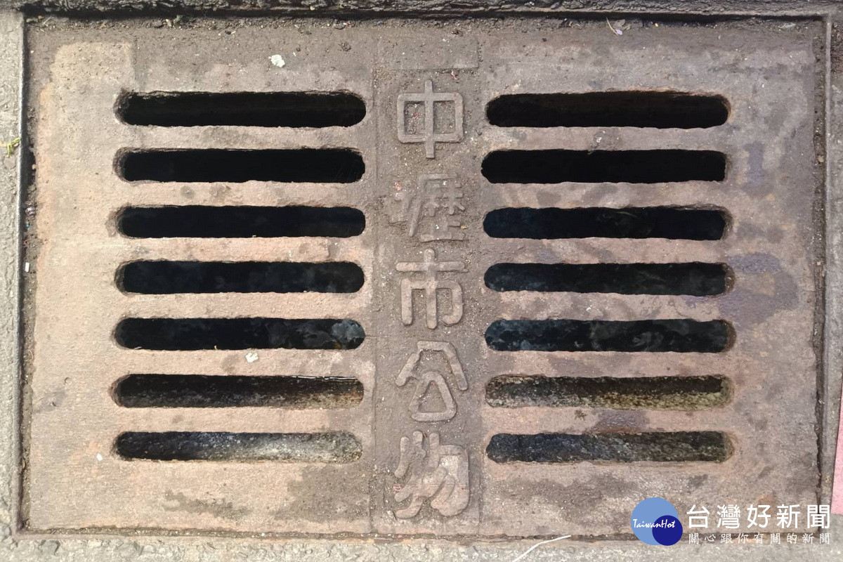 桃市府環保局查獲中壢一家餐飲業者，惡意將廚餘及污水傾倒至溝渠，造成油污、廚餘堆積及阻塞惡臭。