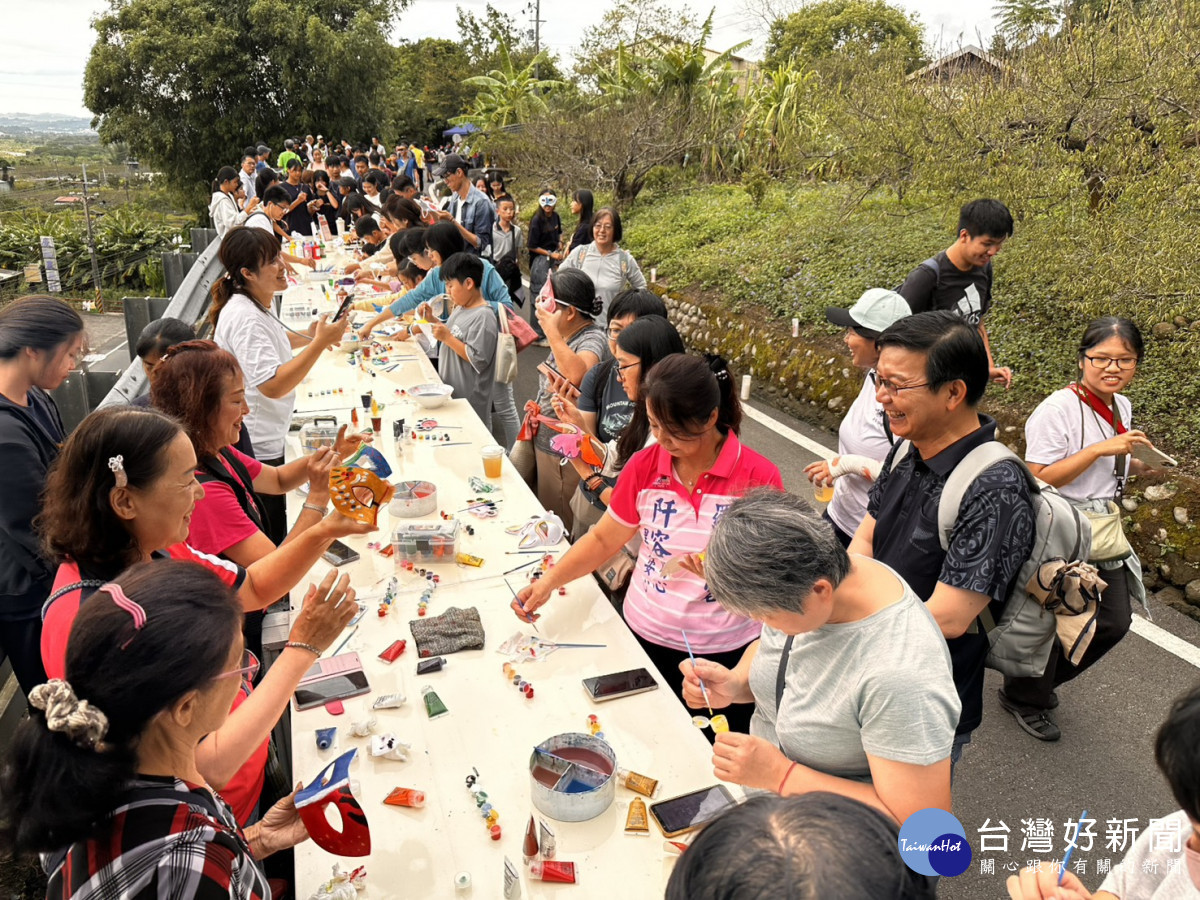 臉譜彩繪活動深受大小朋友喜愛。