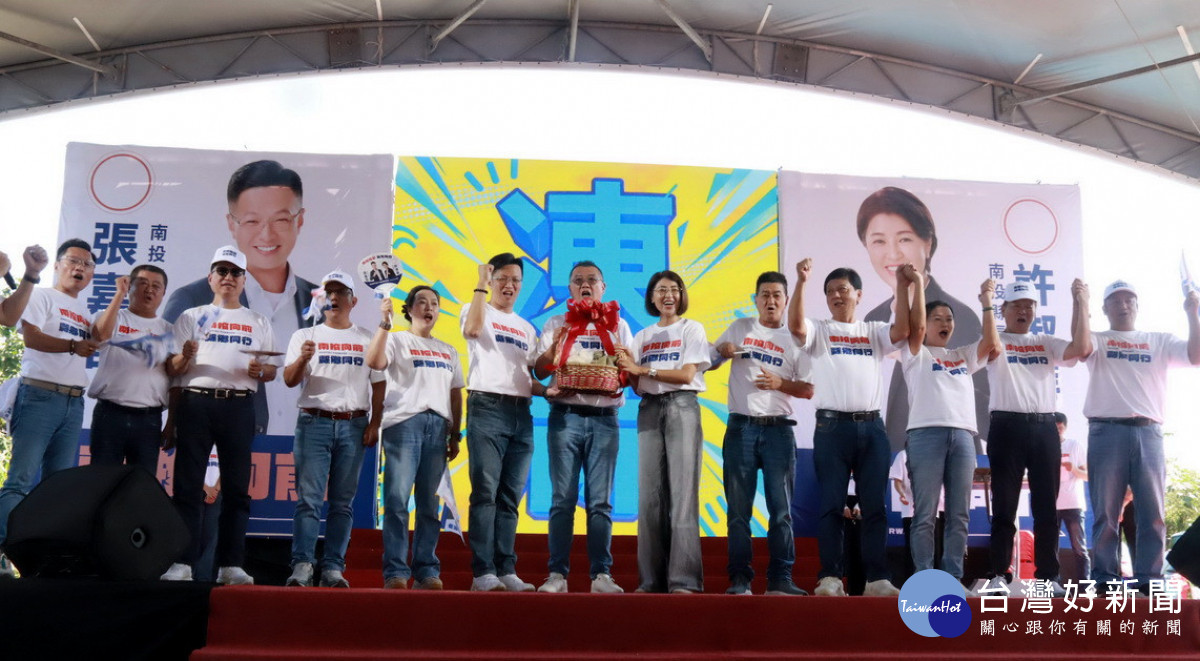 蔡宗智代表鄉鎮候選人贈包粽祝包中。（記者扶小萍攝）