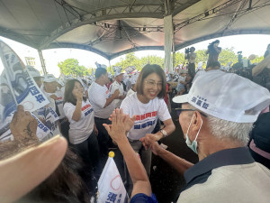 許淑華主張候選人應提出地方民眾關注的看法或解方。（記者扶小萍攝）