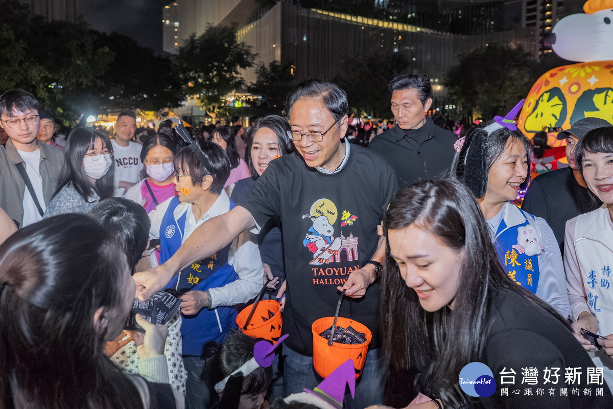 桃園市長張政出席「2026桃園萬聖城演唱會」與市民朋友們互動。