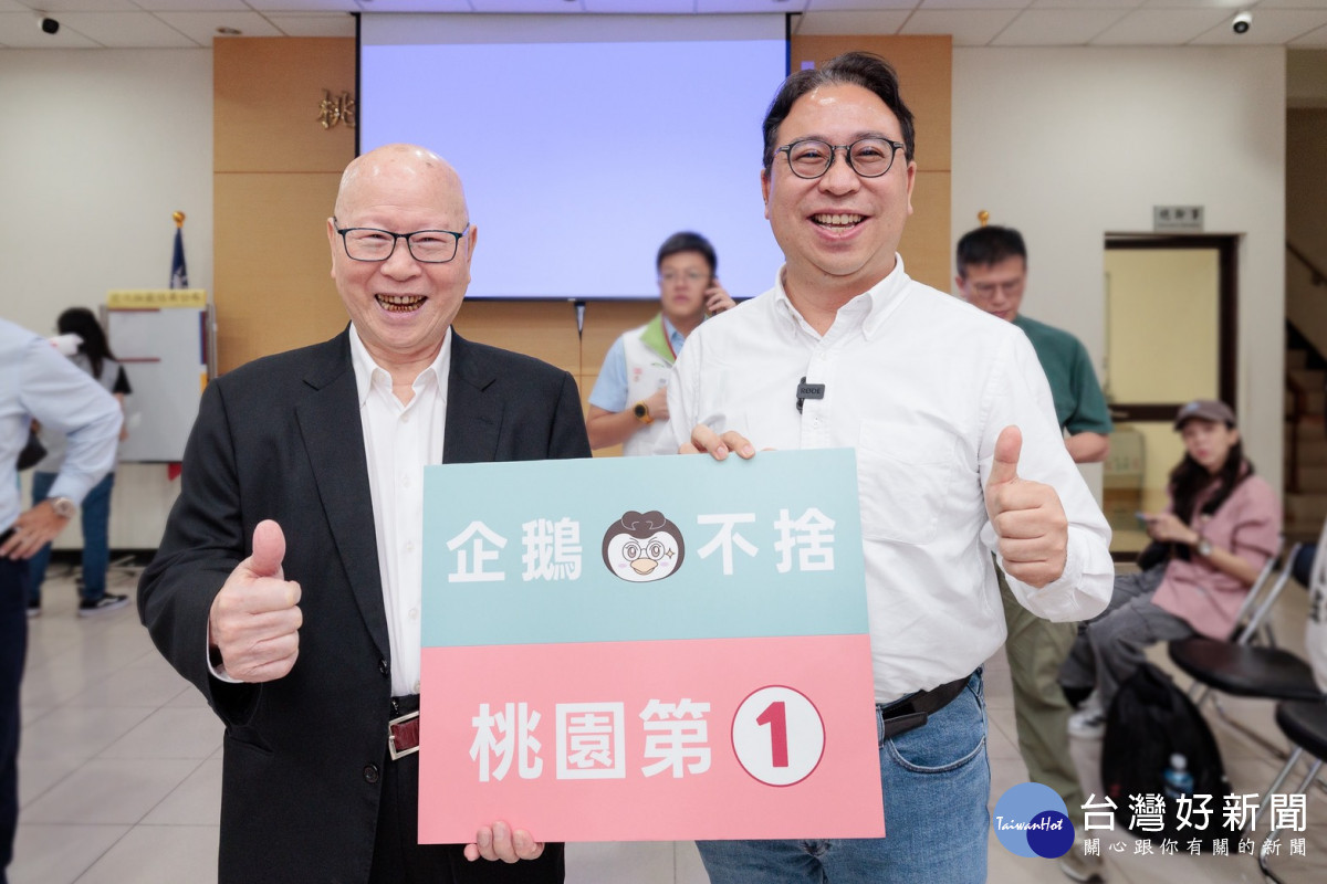 民進黨桃園市長候選人黃世杰<br />
在前桃園縣長、前民進黨主席許信良陪同下完成號次抽籤。