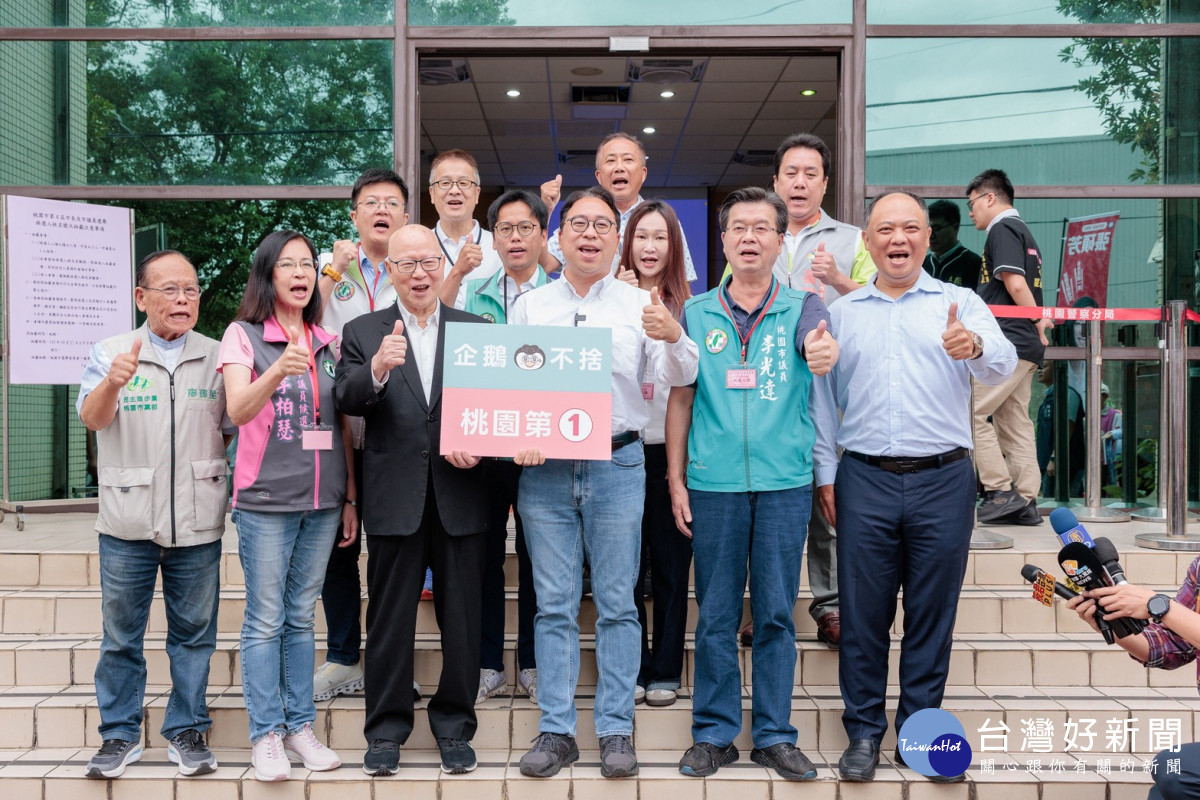 民進黨桃園市長候選人黃世杰完成抽韱後高喊「企鵝不捨       桃園第1」口號。