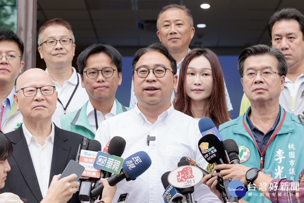 民進黨桃園市長候選人黃世杰接受媒體聯訪。