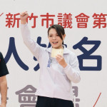 高虹安抽出「1號」，高喊「一棒最強棒，新竹GO Home Run」。