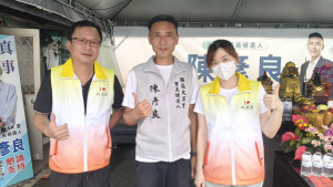 嘉義市西區大溪里里長候選人陳彥良團隊，競選背心僅印上代表「我愛大溪里」文字與圖案。（記者林甄選／攝影）