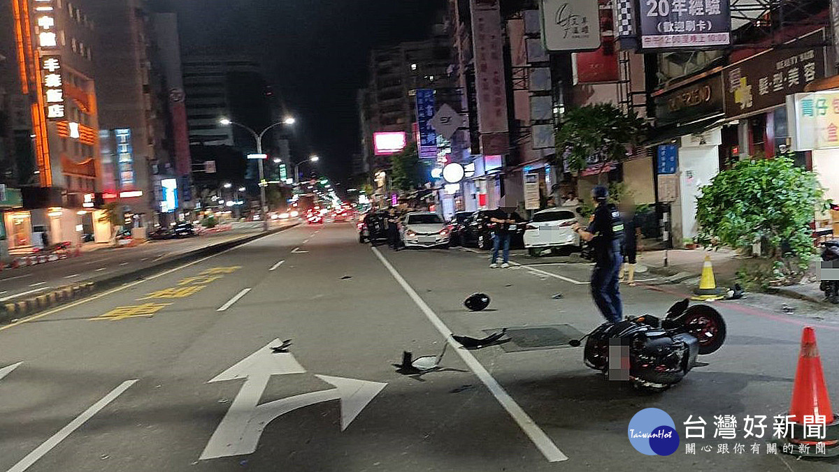 台中太平路、五權路口凌晨車禍！轎車撞機車再波及2車　女騎士送醫