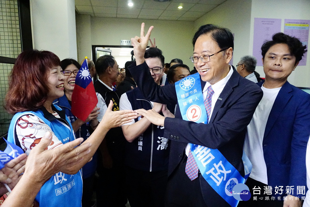 桃園市長張善政抽韱後手比V字,支持者高喊「好市成雙、繼續挺善良」。<br />