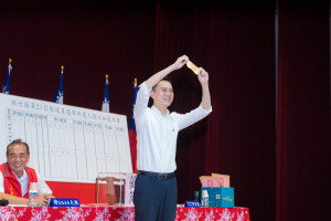 縣長候選人鄭朝方抽中1號。